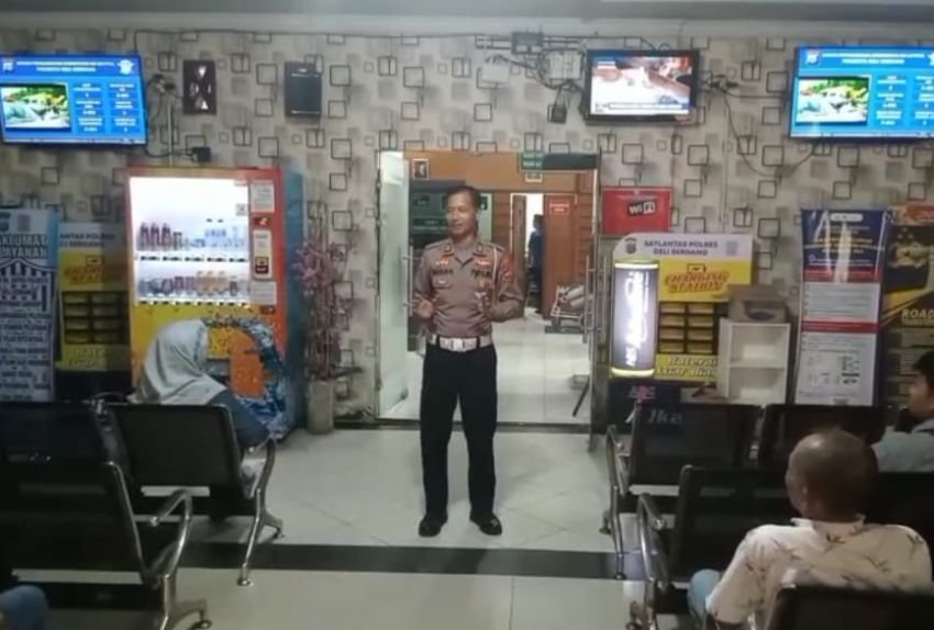 Unit Regident Sosialisasikan OPS Patuh Toba 2025 Dengan 3S di Ruang Tunggu Pelayanan Satpas Polresta Deli Serdang