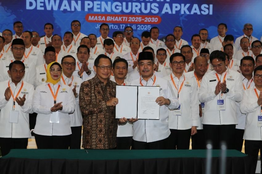 Mendagri Tito Karnavian Lantik Bupati Solok Jon Firman Pandu sebagai Wakil Ketua Umum APKASI