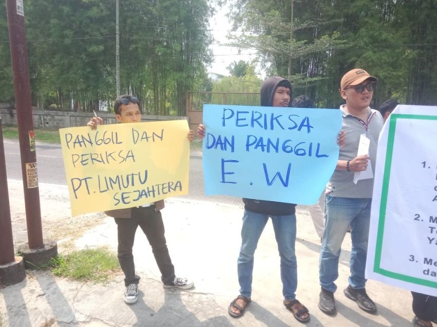 Massa Potong Ayam di Depan Kantor Balai Teknik Perkeretaapian Medan, Protes Dugaan Penyimpangan Proyek Jembatan KA