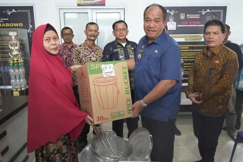 Bupati Asahan Serahkan Fasilitas Bansos Pembangunan Ekonomi Masyarakat TA 2025