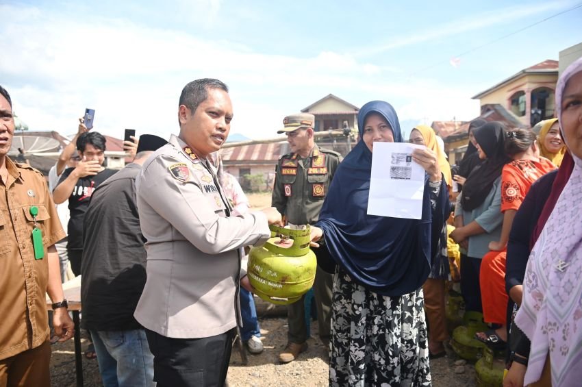 AKBP Wira Prayatna Turun Langsung dalam Operasi Pasar LPG 3 Kg untuk Warga Kurang Mampu di Padangsidimpuan
