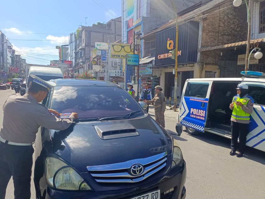 Sat Lantas Polresta DS Gaungkan Keselamatan Jalan dengan bagikan Stiker dan Brosur di Tengah Operasi Patuh Toba 2025