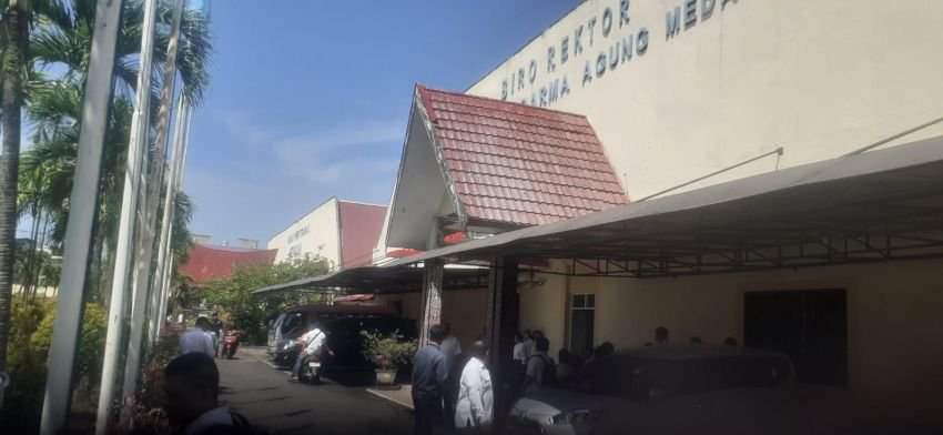 Gedung Direktorat di Geruduk Dosen dan Admin YP Darma Agung yang Masa Kepengurusannya Usai