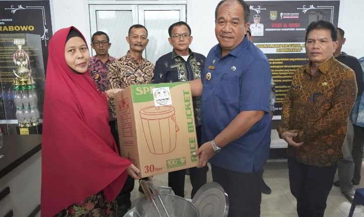 Bupati Asahan Serahkan Fasilitas Bantuan Sosial Pembangunan Ekonomi Masyarakat TA 2025