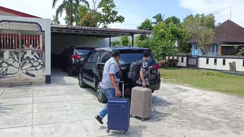 KPK Sita iPhone 7 dan Buku Catatan Keuangan Milik Akhirun Piliang