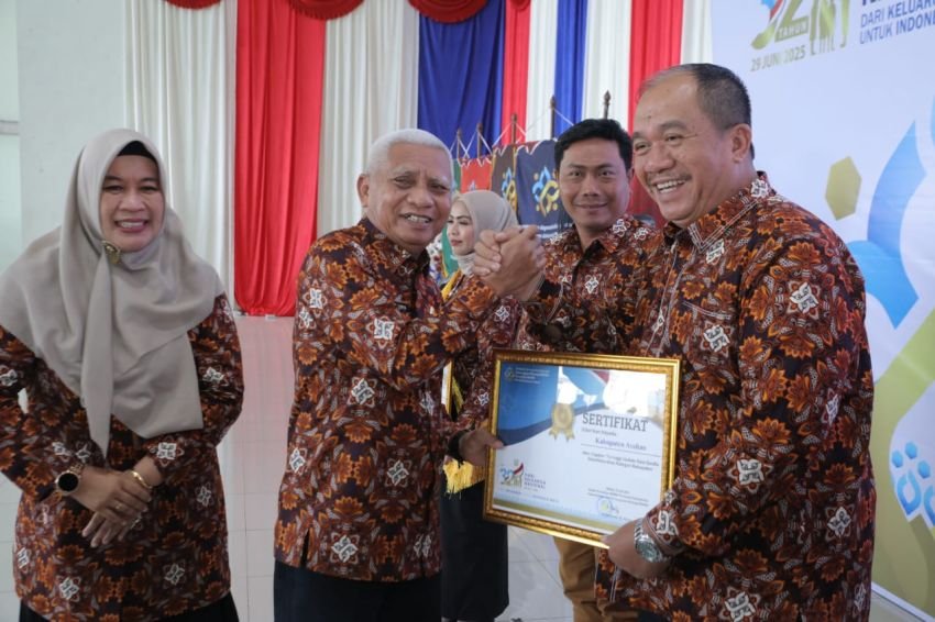 Bupati Asahan Terima Penghargaan di Puncak Harganas ke 32 Provinsi Sumut