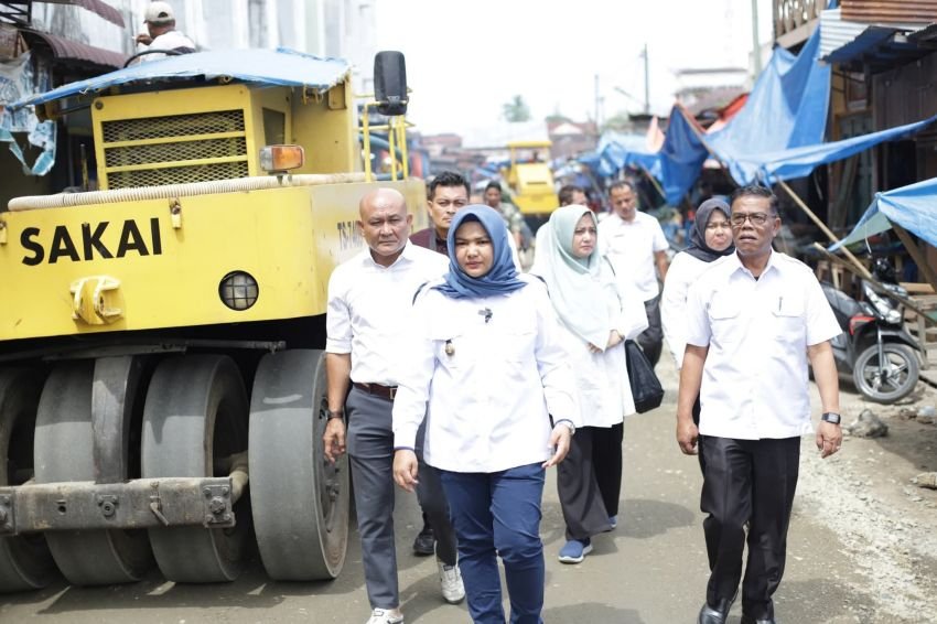 Wabup Atika Nasution Tinjau Pengerjaan Jalan Lingkar Pasar Lama Madina