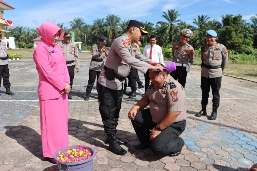 AKBP Dodik Yuliyanto Pimpin Upacara Kenaikan Pangkat 14 Personil Polres Palas, Ini Himbauannya