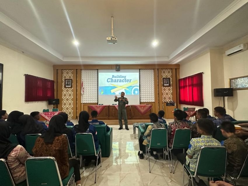 SEPA PSDP PNB TNI Latih Siswa Boarding School SMPN 4 Pakem dalam MPLS