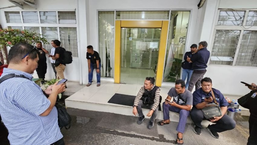 Penyidik KPK Disoraki Wartawan Usai Geledah Kantor PUPR Sumut
