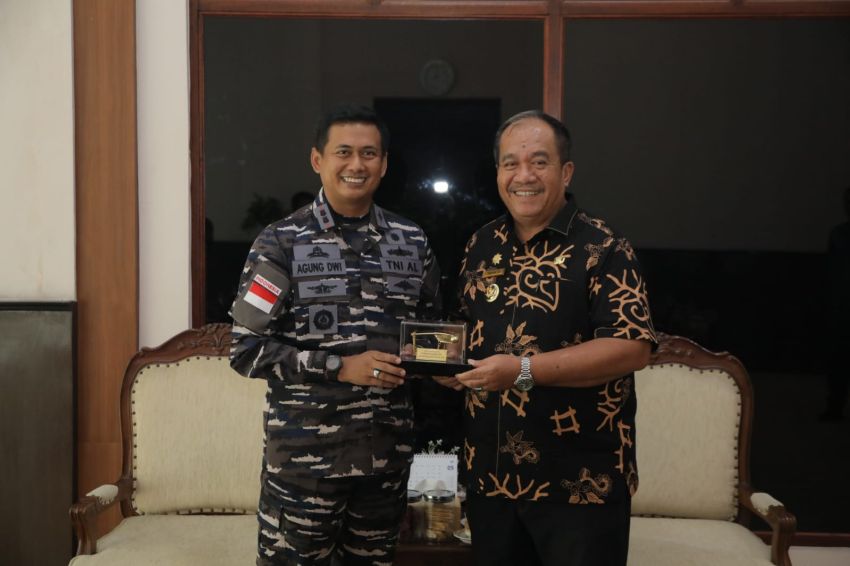 Bupati Asahan Terima Silaturahmi Danlanal TBA di Ruang Kerjanya