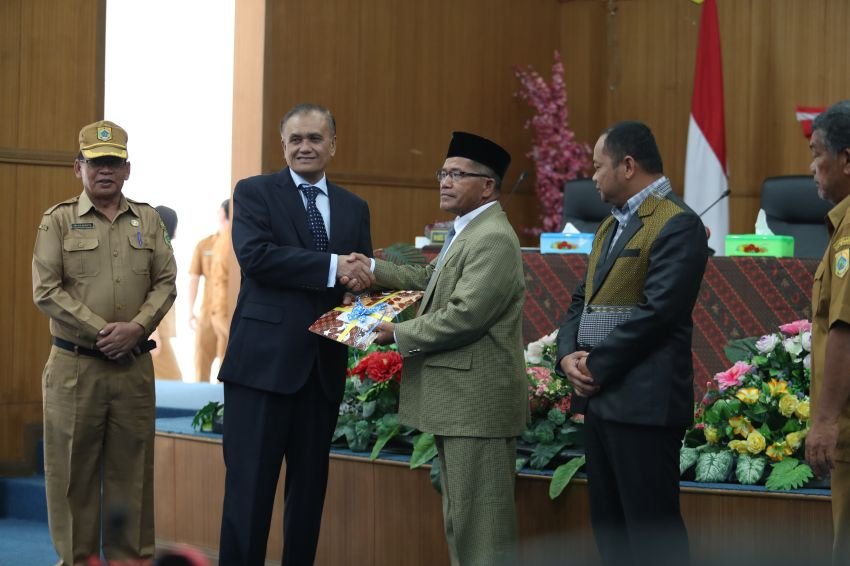 Wabup Sampaikan Pidato Nota Pengantar Bupati Dalam Sidang DPRD Pakpak Bharat