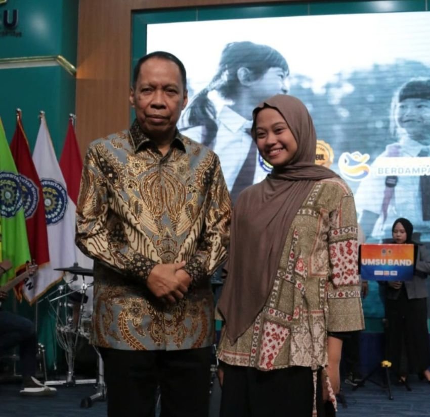 Tersentuh Penampilan Monolog &ldquo;Ibu&rdquo;, Rektor UMSU Beri Beasiswa kepada Mutiara Pramudya Putri