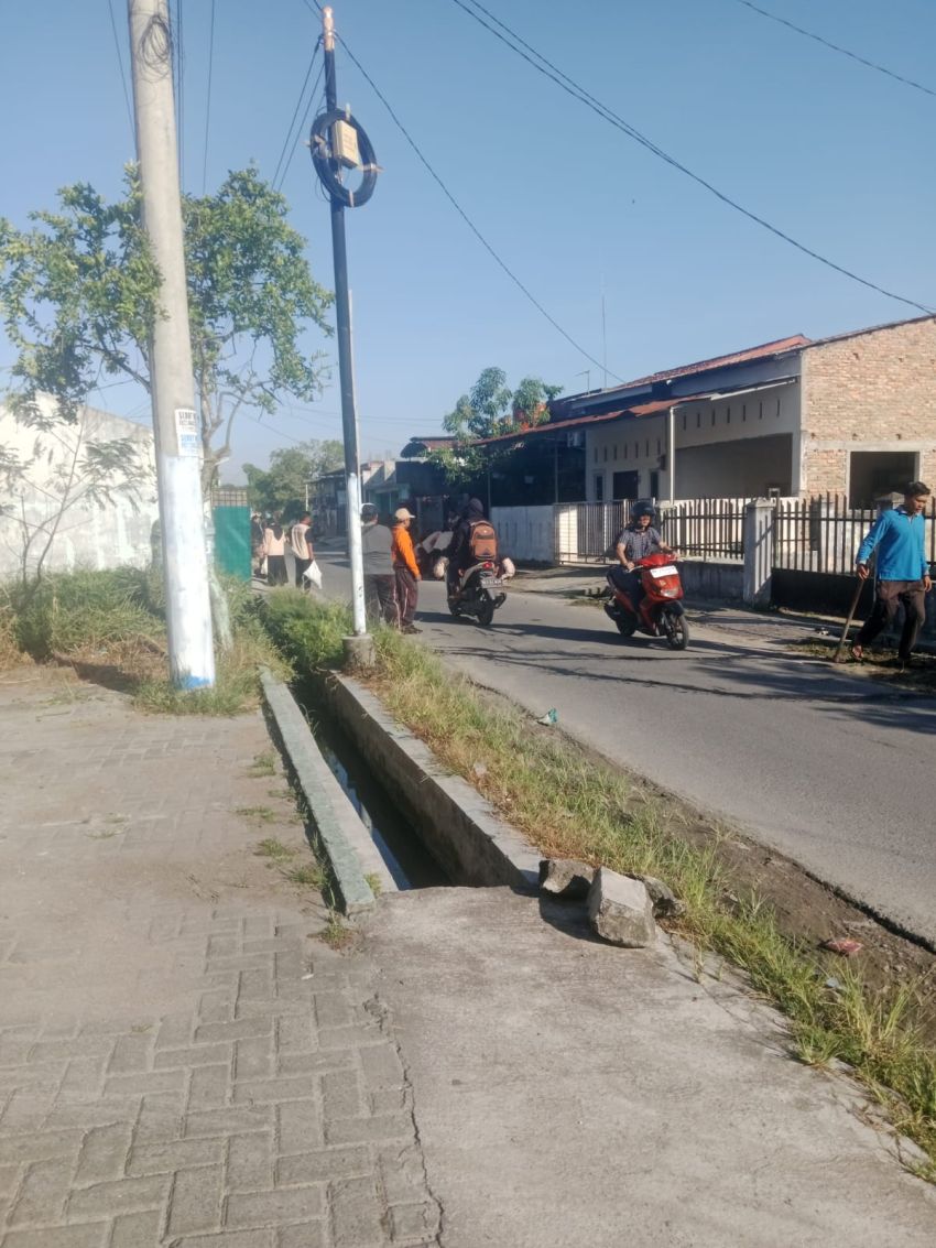 Pemdes Bintang Meriah Gelar Jumat Bersih, Mahasiswa UNIMED Turut Berpartisipasi