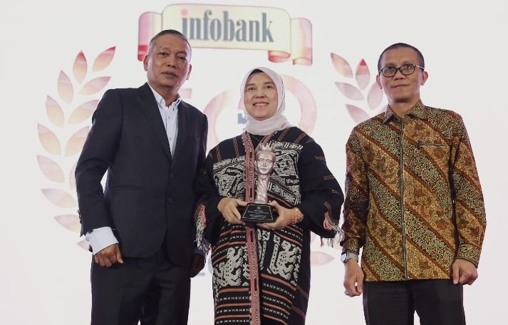 Direktur Keuangan dan Teknologi Informasi PT Bank Pembangunan Daerah Sumatera Utara (Bank Sumut), Arieta Aryanti, menerima penghargaan bergengsi “The