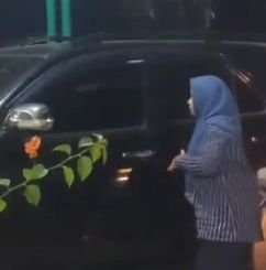 Kadis PU-PR Madina Dibawa KPK RI Usai Penggeledahan, Wajah Pucat Tak Beri Komentar