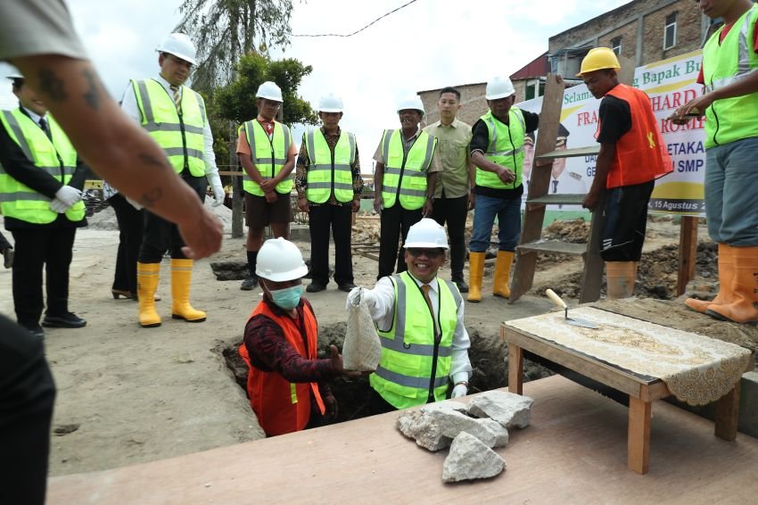 Sekda Pakpak Bharat Jalan Berutu Mewakili Bupati, Meletakkan Batu Pertama Pembangunan Gedung Baru
