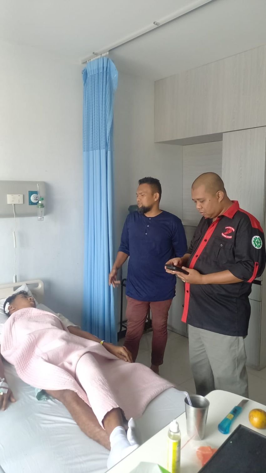 Pangkorwil Brigade SPSI Sumut Bersama Ketua SPSI Kota Medan Menjenguk Korban Kecelakaan Kerja di PT Agro
