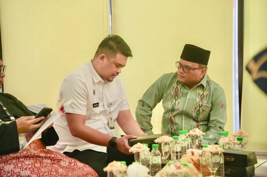 Letnan Dalimunthe akrab Bincang Dengan Bobby Nasution saat Hadiri 3rd International Indonesia Pencak Silat Open Championship 2025 di Sumatera Utara