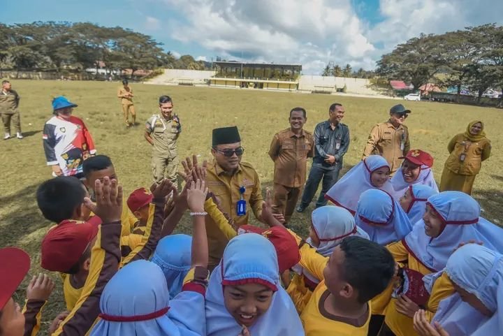 Walikota Padangsidimpuan Semangati Paskibra, Letnan Dalimunthe Sentuh Hati Siswa SD Semarak Kemerdekaan ke 80 di Lapangan Stadion Naposo