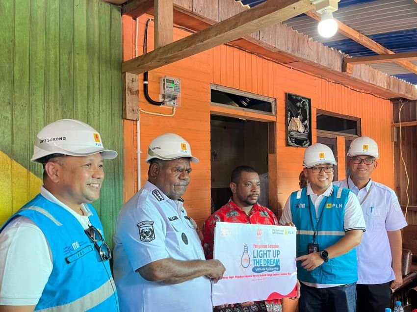 PLN Salurkan Bantuan Pasang Listrik Gratis 2.821 Keluarga Prasejahtera di Seluruh Indonesia
