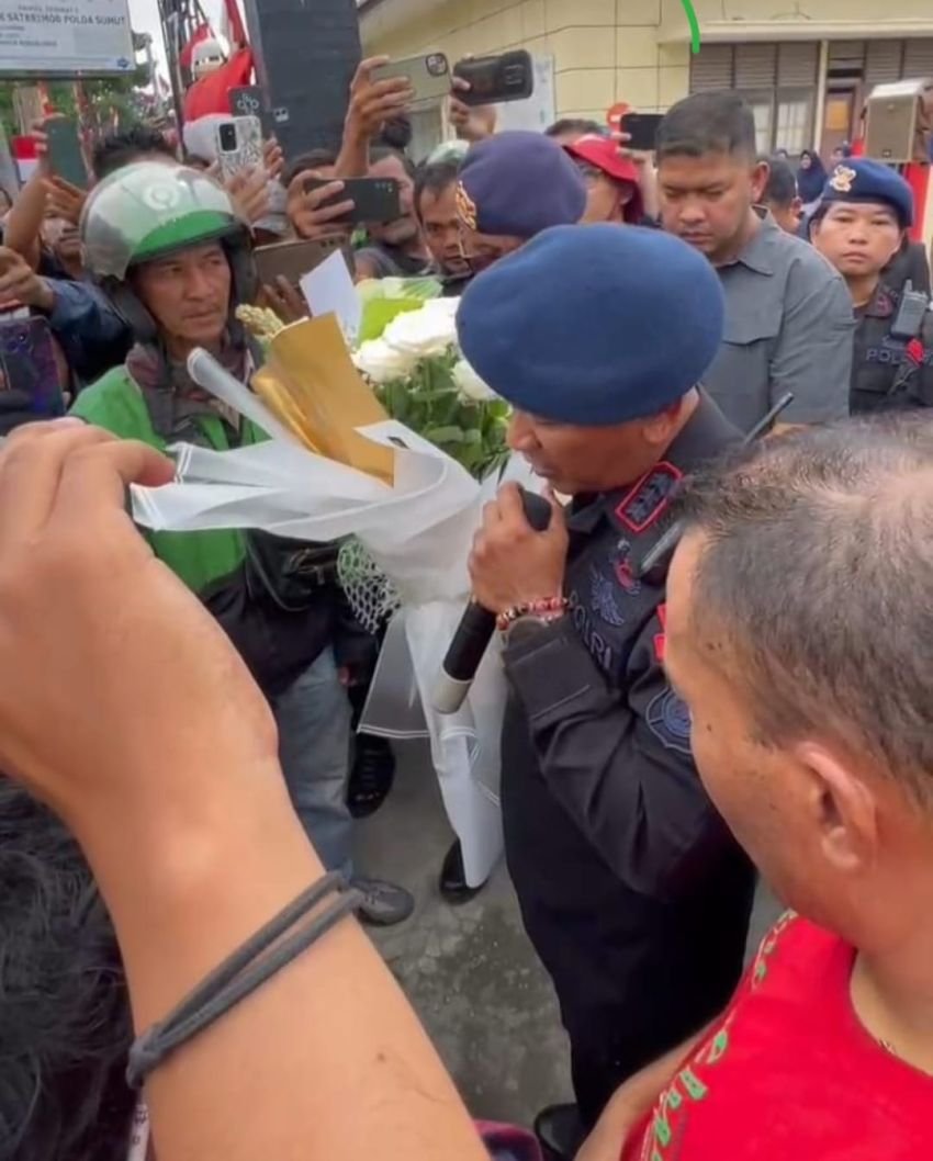 Driver Ojol Datangi Mako Brimobda Sumut Doakan Almarhum Affan Kurniawan