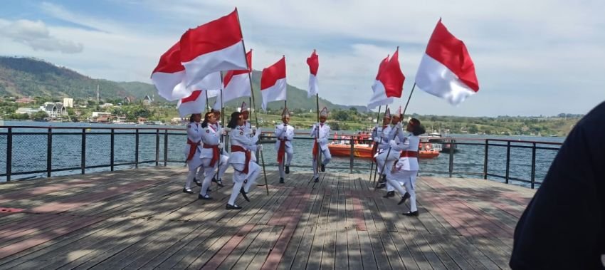 Purna Paskibra Toba Meriahkan HUT RI ke-80 Saat Pelaksanaan Aquabike di Danau Toba