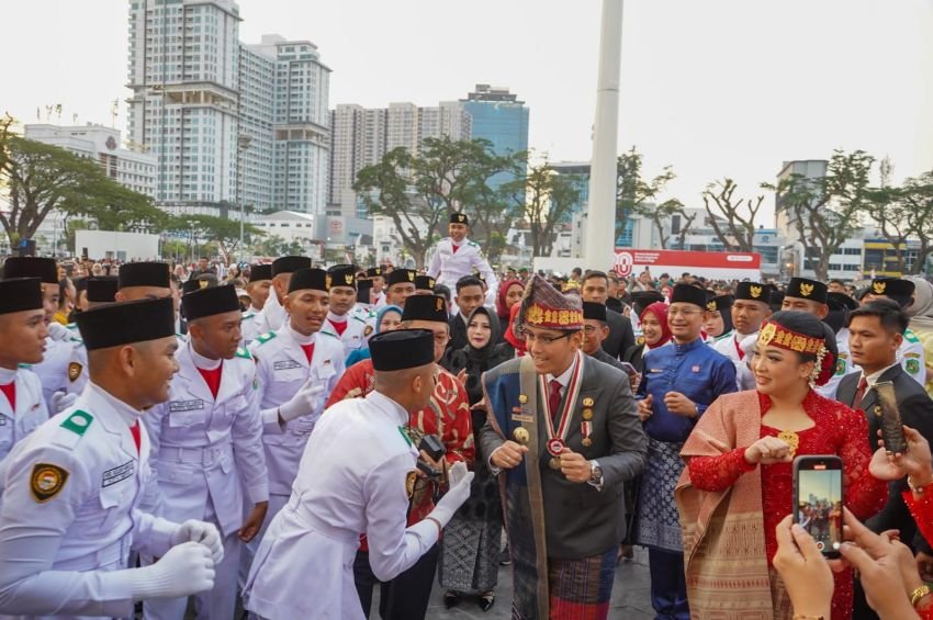 Upacara Penurunan Sang Merah Putih Berlangsung Khidmat