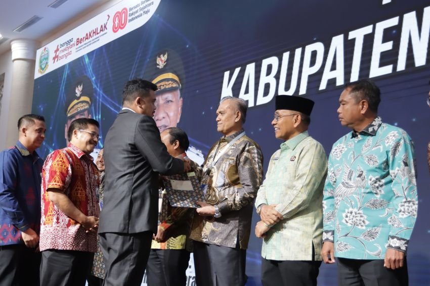 Bobby Afif Nasution Gubsu Serahkan DBH Ke Kabupaten Pakpak Bharat Periode 2023-2024