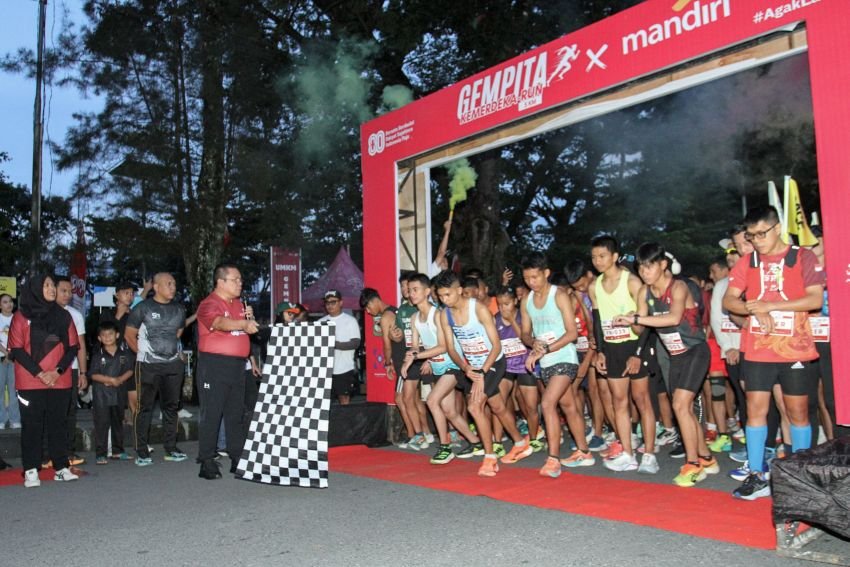 Wali Kota melepas peserta Gempita Kemerdekaan Run 'Agak Lari Kelen', Minggu pagi.