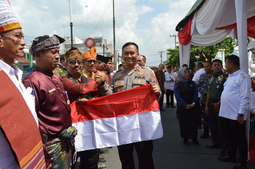 Polres Asahan Lakukan Pengamanan Pembagian 3.250 Bendera