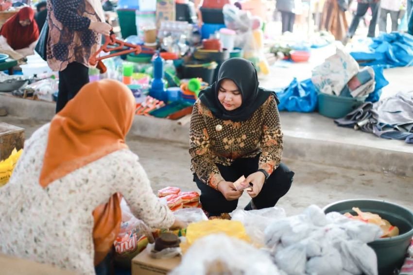 Wabup Madina Menikmati Belanja di Pasar Tapanuli Panyabungan