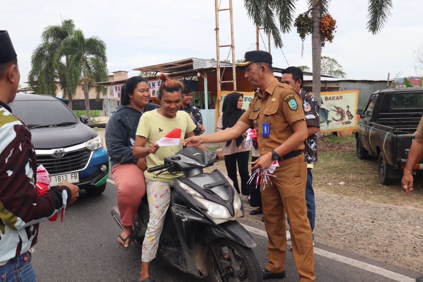 Meriahkan HUT RI ke-80, Pemkab Paluta Bagi Ratusan Bendera Merah Putih kepada Pengguna Jalan