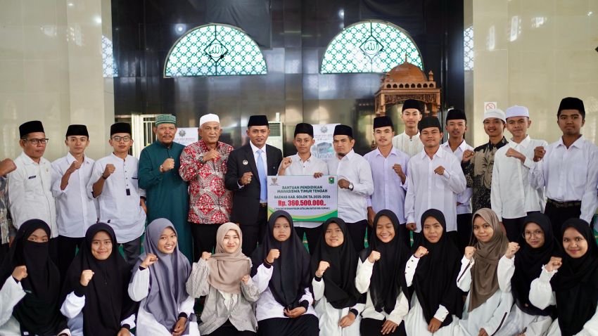 Bupati Solok Lepas Mahasiswa ke Timur Tengah dan Serahkan Reward Umroh ASN Terbaik