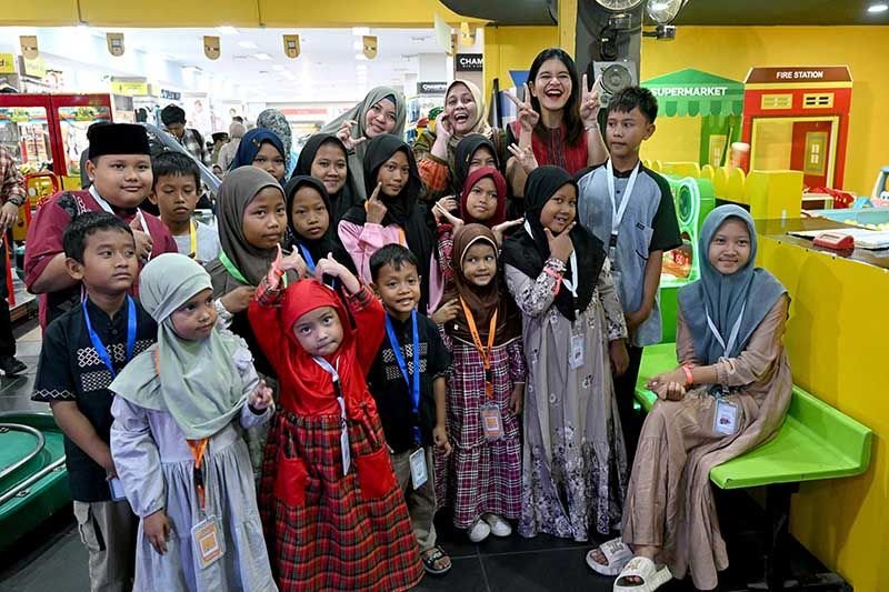 Kahiyang Ayu Traktir Anak-anak Yatim Berbelanja Baju hingga Sepatu Baru