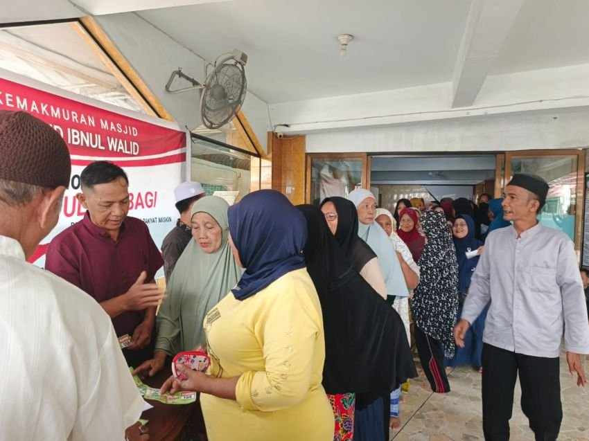 Sambut HUT Ke 80 RI, BKM Masjid Khalid Ibnu Walid Merdeka Peduli Berbagi, Salurkan 200 Paket Beras