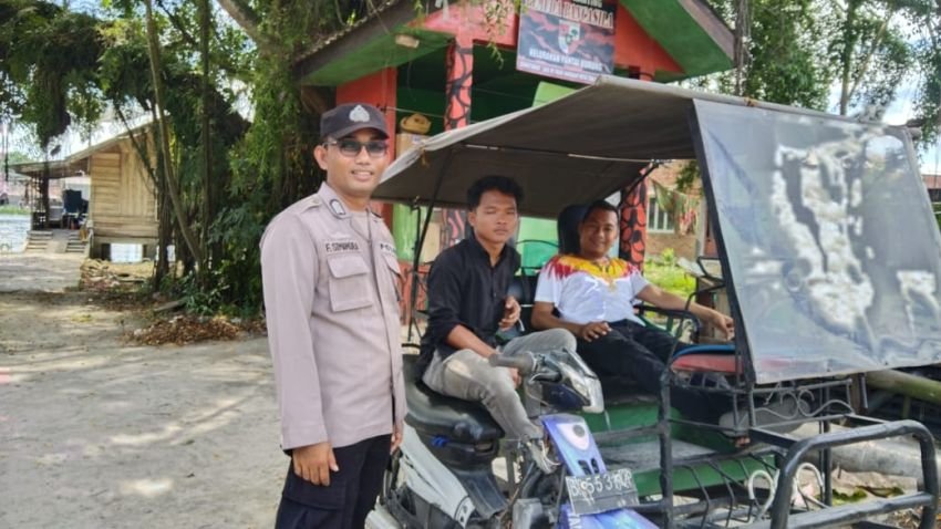 Polsek TBS Himbau Warga Kibarkan Bendera Merah Putih