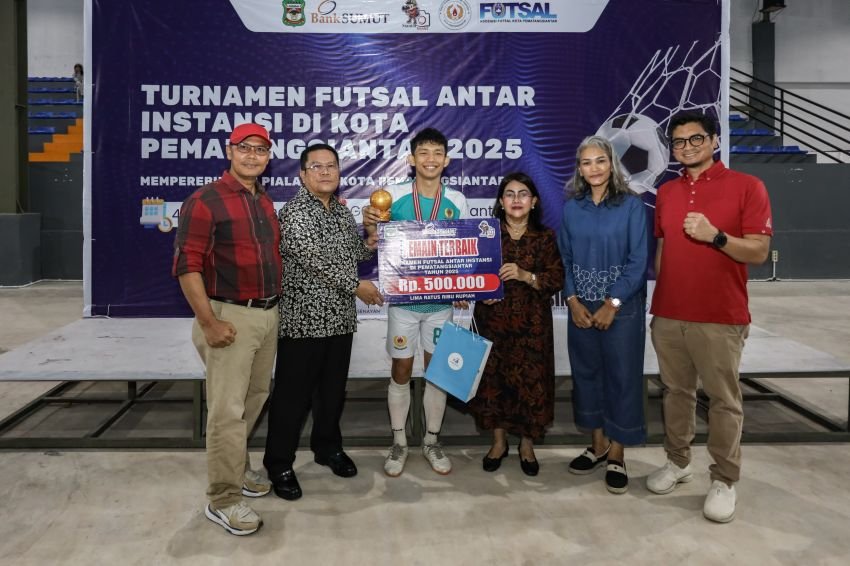 Walikota menyerahkan piala serta hadiah kepada pemenang Turnamen Futsal Antar Instansi