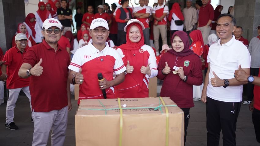 Pemkab Solok Bersama Baznas Salurkan Bantuan Sembako dalam Rangka HUT RI ke-80