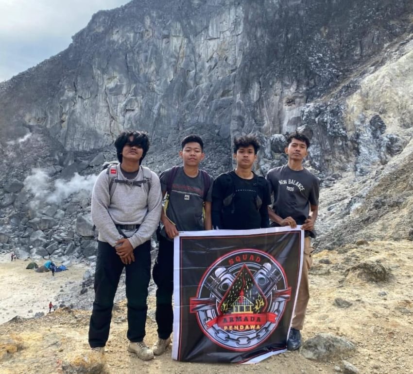 Squad Armada Pendawa Peringati HUT ke-80 RI di Puncak Gunung Sibayak