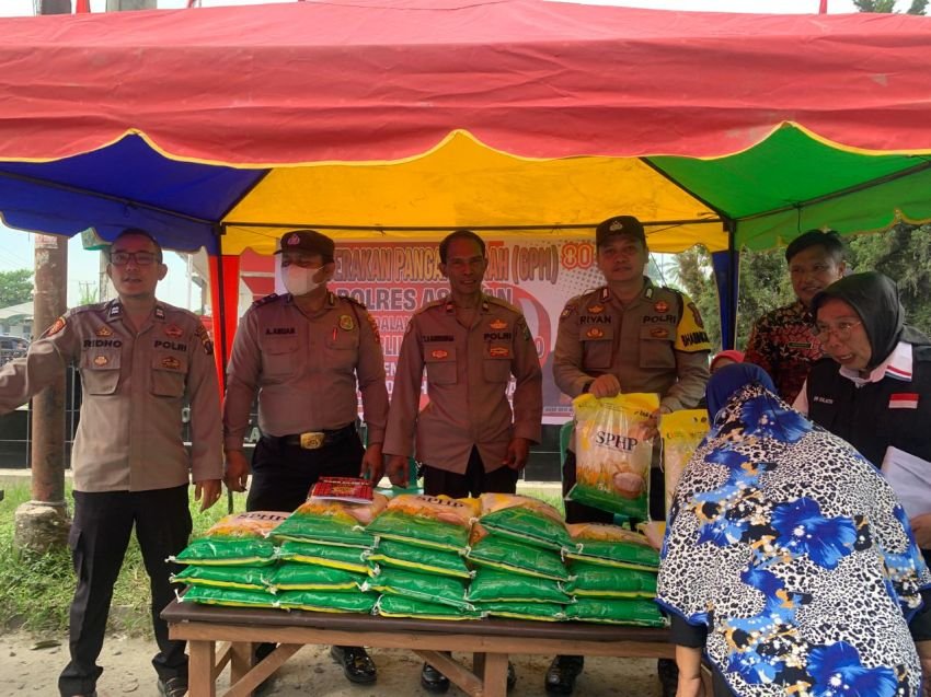 Polsek Sei Kepayang dan Polsek Air Joman Gelar Gerakan Beras Murah Sambut HUT RI ke-80