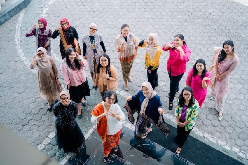 Srikandi dan Pegawai Perempuan di PLN UIP SBU Rayakan Hari Kebaya Nasional 2025