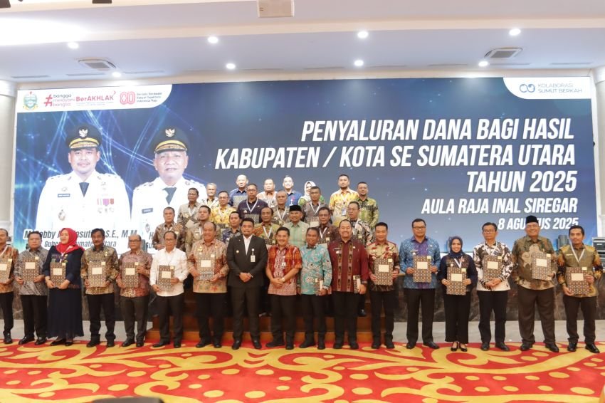 Bobby Afif Nasution Gubsu Serahkan DBH Ke Kabupaten Pakpak Bharat Periode 2023-2024