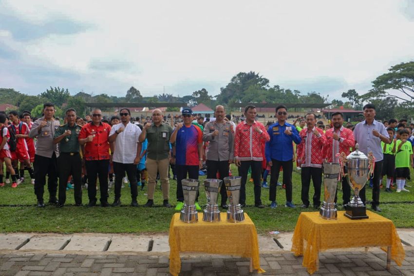 Kejuaraan Sepak Bola antar Pelajar SMA Sederajat dan Liga Sepak Bola Usia Dini memerebutkan Piala Wali Kota