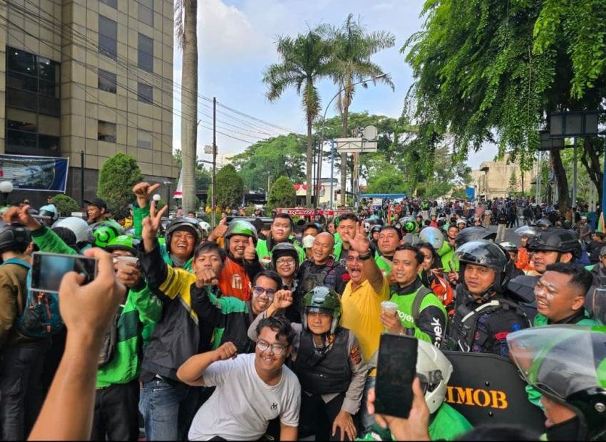 Secangkir Kopi Dingin Satukan Polisi, Mahasiswa, dan Ojol di Medan Ditengah Unjuk Rasa