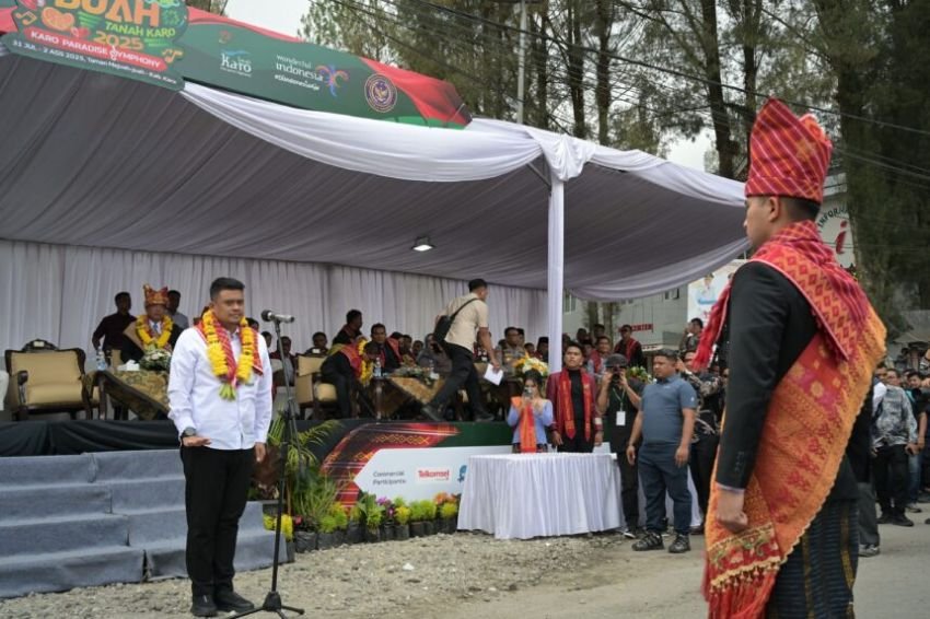 Buka Festival Pesta Bunga dan Buah Tanah Karo 2025,Gubernur Bobby Nasution Disambut Meriah Warga