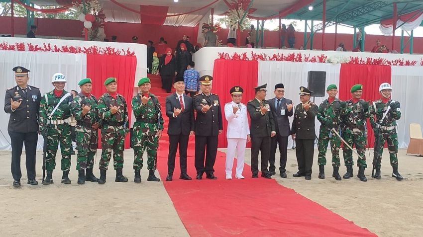 Wakil Bupati Solok Pimpin Upacara Penurunan Bendera Merah Putih HUT RI ke-80