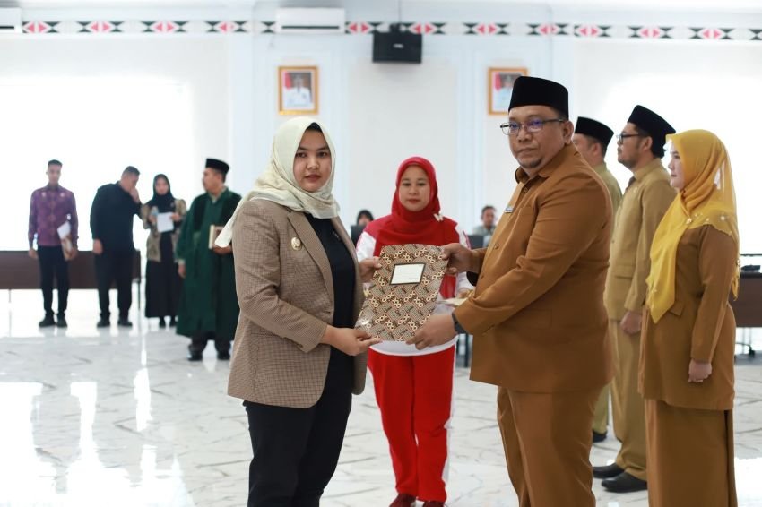 Wabup Atika Nasution Lantik Tujuh Pejabat Pemkab Madina.Ini HARAPAN NYA