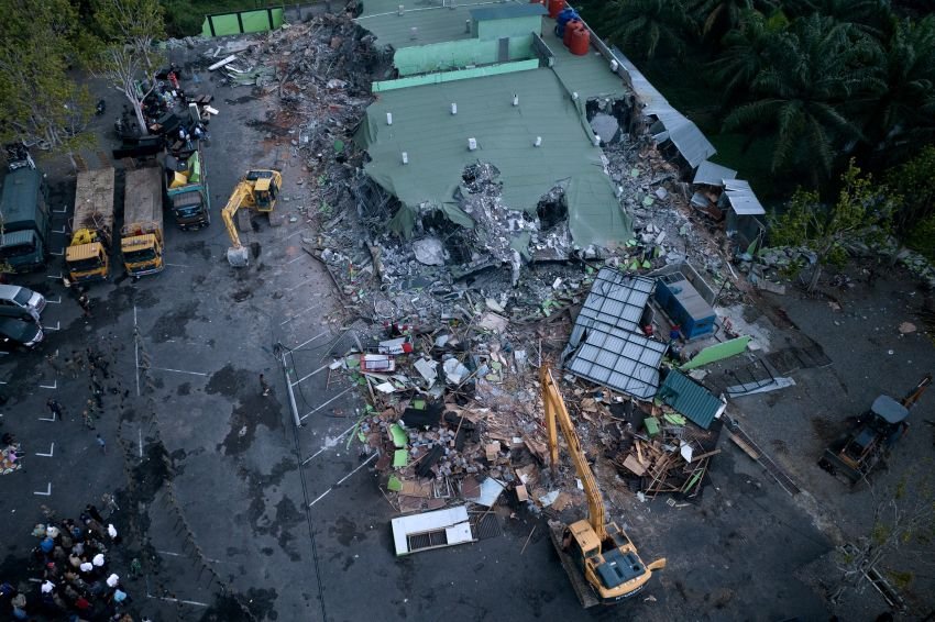 Gubsu Perintahkan Bongkar Cafe yang Resahkan Masyarakat, Kali Ini Gliran Cafe Duku Indah Diratakan  Dengan Tanah