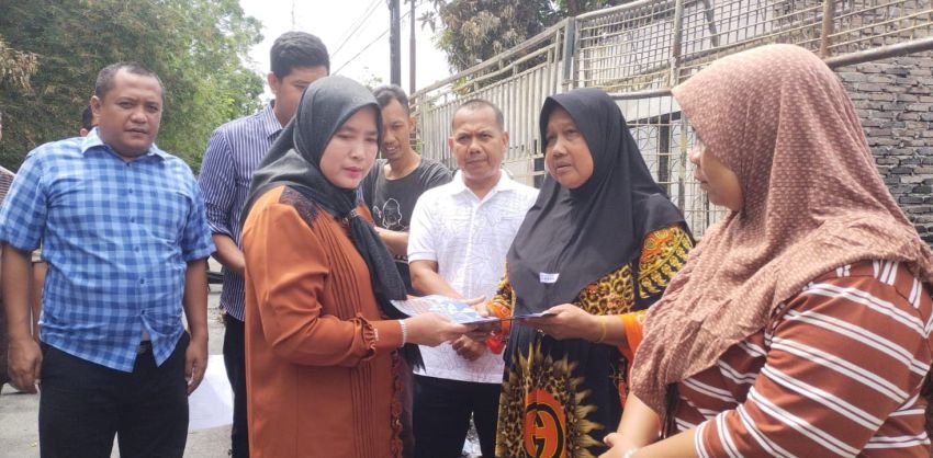 Ketua TP PKK Asahan Bersama Rombongan Beri Tali Kasih Korban Kebakaran di Selawan